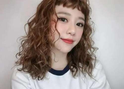 烫发后多久恢复原样：了解卷发维持的时间和解决方案