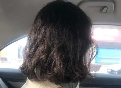 刚烫完头发很炸正常吗？
